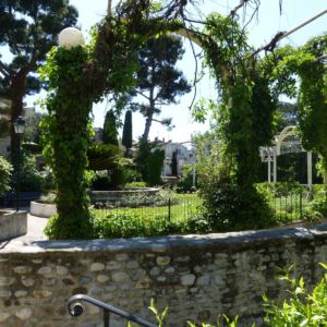 cagnes-leafy-walkway