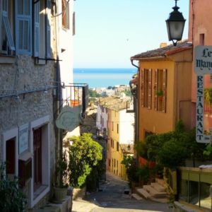 haut-de-cgnes-main-street